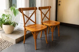 Dua kursi silang kayu jati jepara untuk teras atau ruang makan